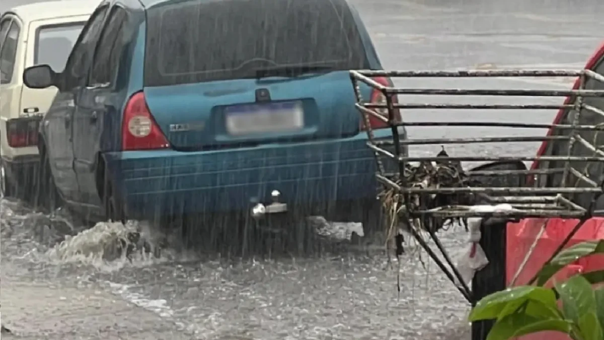 Carro em maio a forte chuva