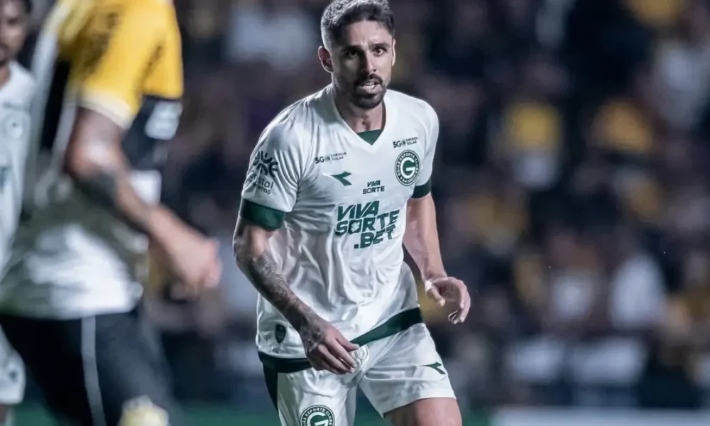 Rafael Gava em partida pelo Goiás na temporada