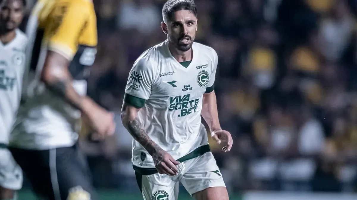 Rafael Gava em partida pelo Goiás na temporada